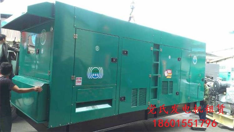 宣城郎溪發(fā)電機出租租賃工廠租用500kw靜音柴油發(fā)電機組準(zhǔn)備出發(fā)